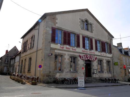 Jarnages Hotel | L'Alzire - Logis Auberge Culturelle