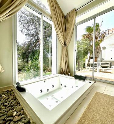 Achakkar Apartment | L'Amina - Peaceful 1BR Retreat with Cold Jacuzzi