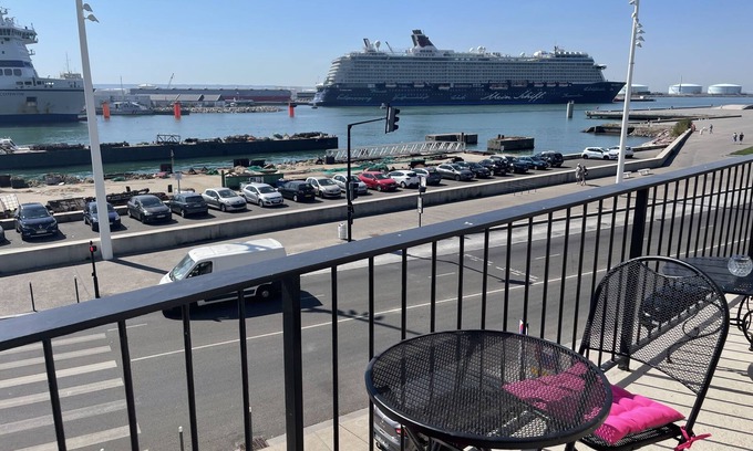 Downtown Le Havre Apartment | l'ANCRE Studio Perret with balcony in front of the harbor entrance.