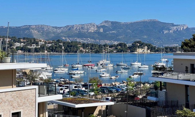 Saint-Mandrier-sur-Mer Apartment | L'apart'83 - T2 classé 5 étoiles - Belle vue sur la baie du Lazaret