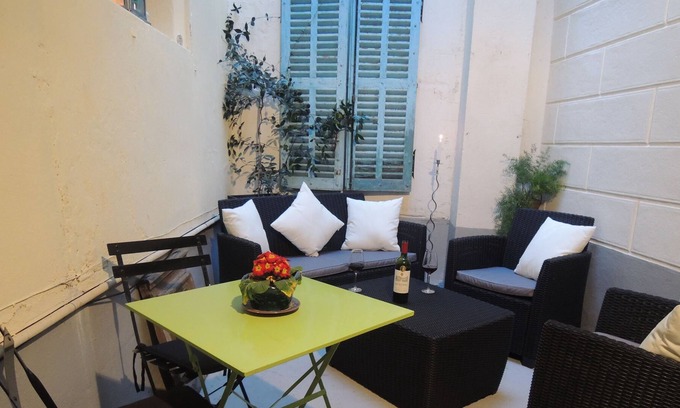 Limoux Apartment | L'Appartement Cour, pretty and spacious with private courtyard in Limoux centre