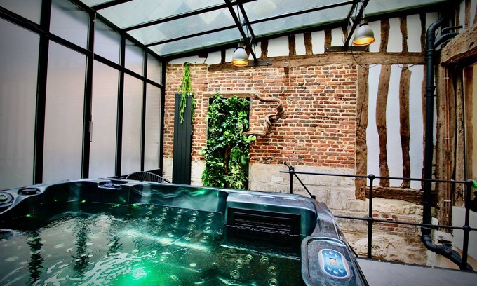 Quartier Vieux Marche-Cathedrale Apartment | L'atelier 1742 - Atypique Jacuzzi Hyper Centre Rouen (sleeps 4)