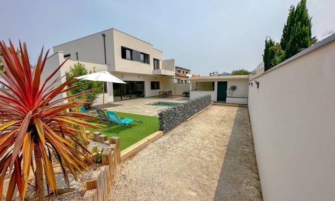 Laroque-des-Alberes House | L'Attrape Rêves - Four Bedroom House, Sleeps 10