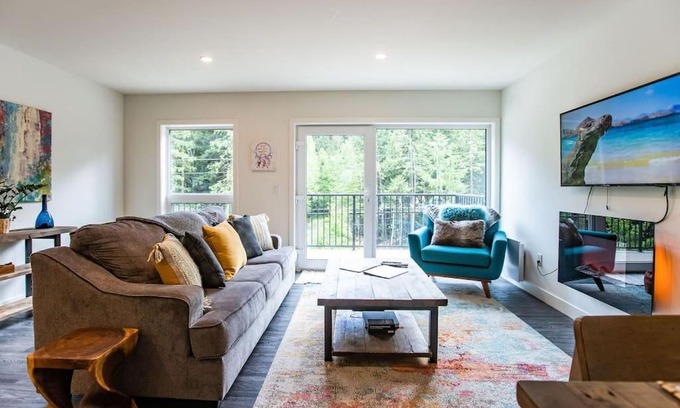 Revelstoke House | L'Austin Reve - Three-Bedroom Condo Close to RMR