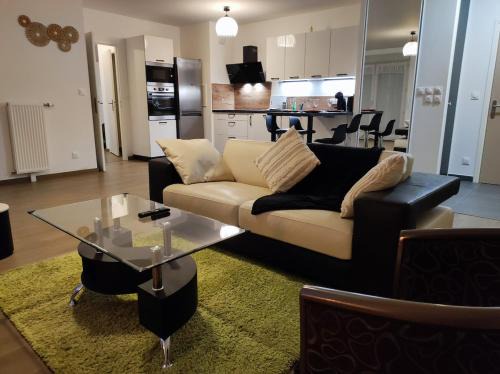 Faubourg-Raines Apartment | L'AuthentiCité, jardin et parking au centre-ville