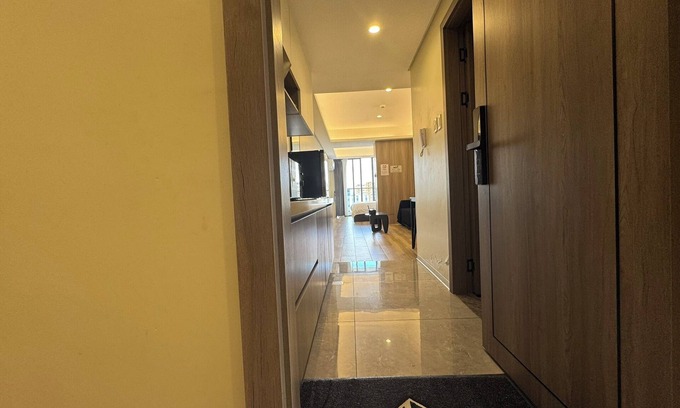 Paranaque Hotel | L.CONDOTEL – Stylish Stay Near MOA, Okada & Airport | Balcony + Fridge