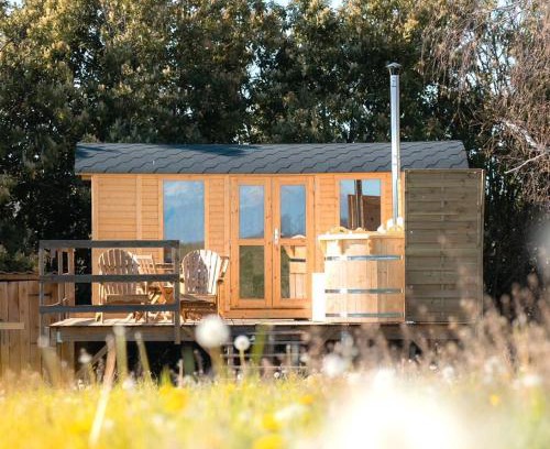 Garderes Bed & Breakfast | L'enclave Insolite - Cabanes avec Piscine et Bains Nordiques