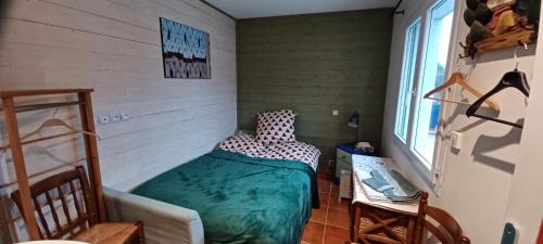 Blagnac House | L'Escale - private bed, shower room & kitchen