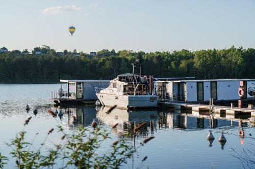 Sandrancourt Boat Rental | L'Escale Royale Saint-Martin-la-Garenne Port Ilon - Seine - Giverny