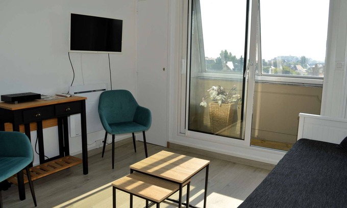 Courseulles-sur-Mer Apartment | L'Escale - Studio with loggia in the city center