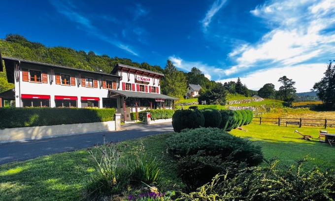 Saint-Jacques-des-Blats Hotel | L'Escoundillou