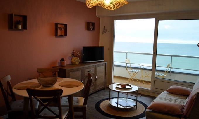 Courseulles-sur-Mer Apartment | L'Esperluette - magnificent sea view and balcony