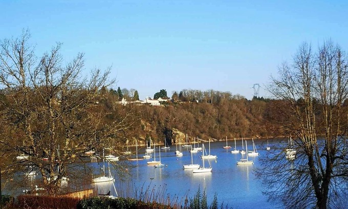 Eguzon-Chantome House | L'EssenCiel du Lac: quiet, elegant home