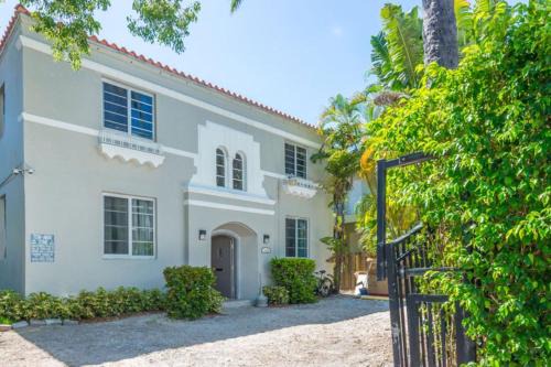 South Beach Apartment | L'Etoile Apartments Part of the Oasis Casita Collection