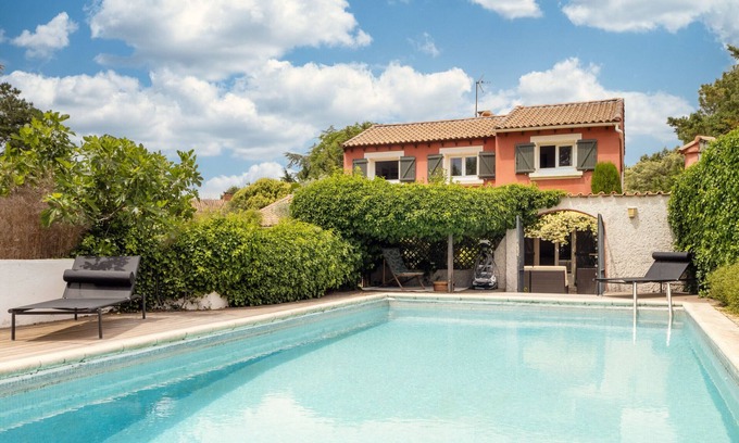 Rochefort-du-Gard House | L'Hacienda, a beautiful holiday home with private fenced pool in Languedoc-Roussillon