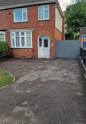 Bilston Apartment | L & J ESCAPES-4 BEDROOMs SUITABLE FOR CONTRACTORS AND FAMILIES- LARGE PRIVATE PARKING-10 MINUTES TO M6 JUNCTION 9
