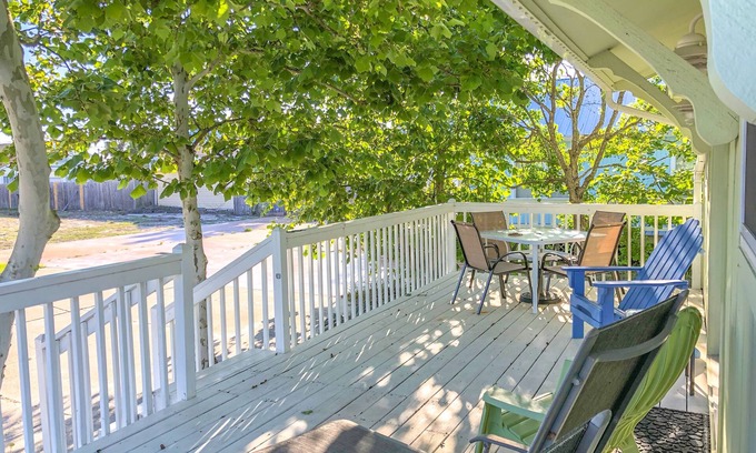 Sunnyside On The Gulf House | L👀K! LAST-MINUTE DISCOUNTS - ONLY STEPS FROM THE GULF - Sleeps 11!