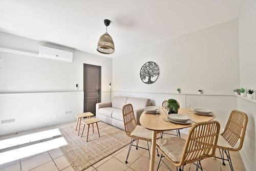 Avignon City Centre Apartment | L'Olivier - 2 terrasses - Clim AC - WIFI - PROCHE THEATRES