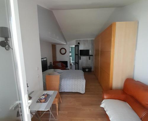 Les Censies Bed & Breakfast | L'olivier TESSA Hôtesse suite 30m2 terrasse 20m2