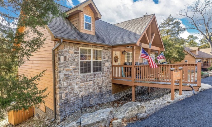 Branson West Cabin | L051, "Almost Heaven" 3-BR ForestView Cabin Sleeps 8
