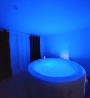 Livry-Gargan Apartment | L09 Jacuzzi 5 Étoile by Villa Dengous