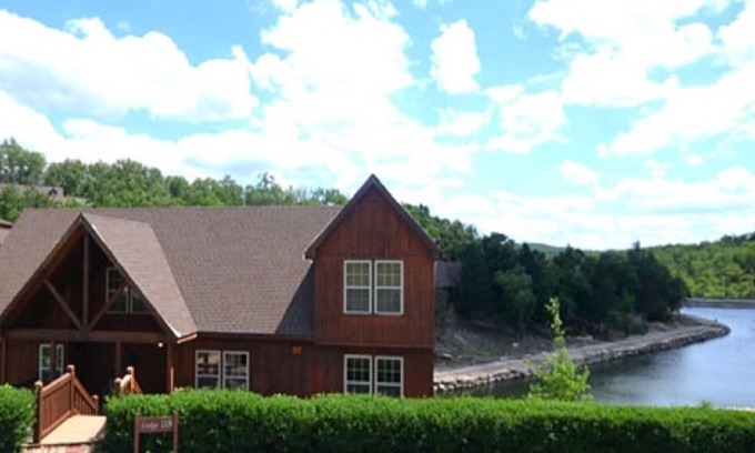 Reeds Spring Cabin | L119, 4 Br Lakefront Cabin, Pets, Fishing, Pool, Plygnd, Fun, Nr Silver Dollar
