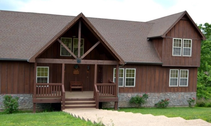 Reeds Spring Cabin | L131, 4Br, 3Ba, 1 Br Loft w/BunkBed Lkvw Cabin