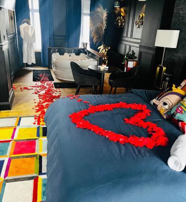 Saint-Omer Hotel | La 104 Picasso Suite tendance dans maison réservée aux hôtes