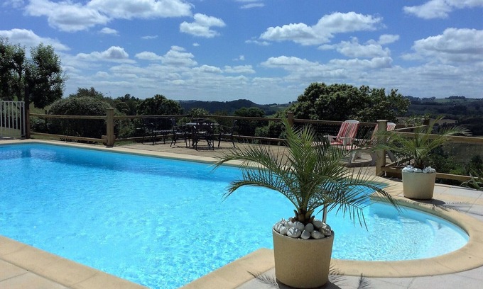 Junhac Apartment | la Belle Châtaigne (Sleeps 4) 2 Bedrooms with 2 shower rooms one with ensuite