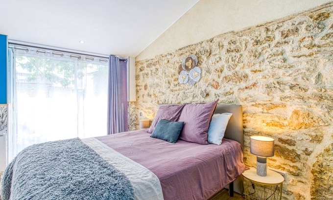 Septfonds House | La Belle Quercynoise with shared jacuzzi and outdoor pool.