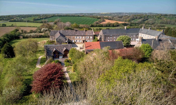 Surtainville House | La Bergerie: Large house with spacious garden