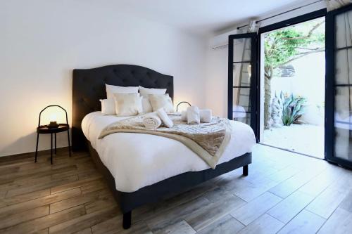 Saint-Tropez City Centre Apartment | La Bravade Luxe et sérénité au cœur de Saint-Tropez Suites spacieuses avec jardin enchanteur