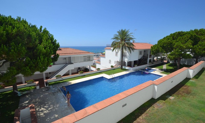 Sitges Apartment | La Bufera - Sleeps 6, three bedrooms , 2 bathrooms , balcony, comunal Pool.