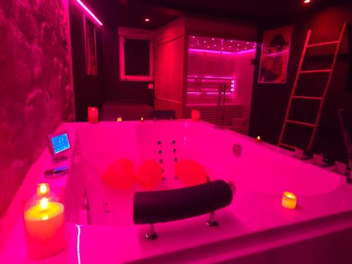 Hastings Villa | La Cachette Secrete - Love Room à Caen en Normandie avec Balnéo et Sauna Privatif