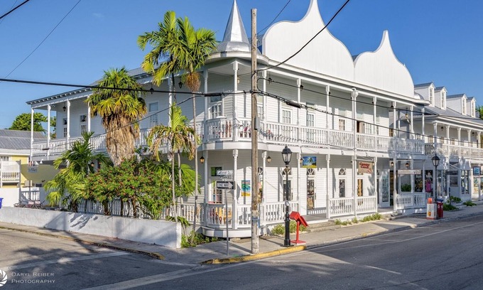 Uptown - Upper Duval Apartment | La Casa Cubana- 1 bedroom 1.5 bath on Duval street