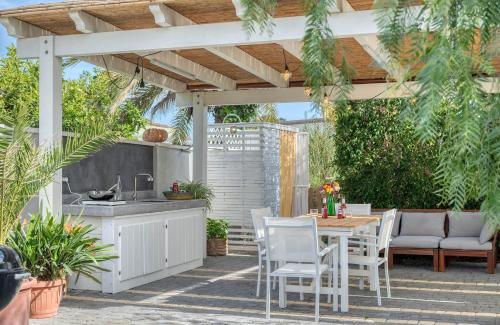 Quartu Sant'Elena Apartment | La Casa degli Ulivi appartamento in villa con patio