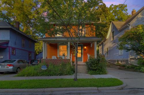 Old West Side House | La Casa Naranja home