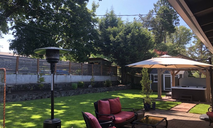 Oak Creek House | La Casa with Luxury Amenities -hot tub and massage chair