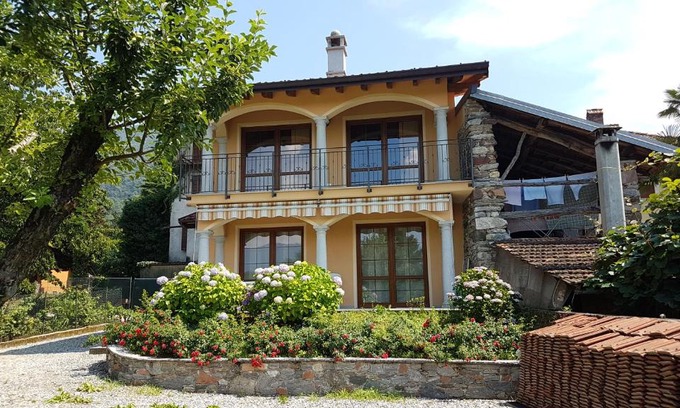 Porto Valtravaglia Villa | La Cascinetta
