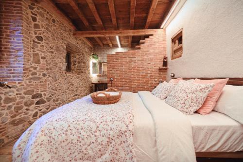 Castillo de Bayuela House | La Casita De Albino