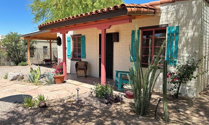 Peter Howell House | “La Casita Encantada” All the Charm & all the Amenties for a Long or Short Stay!