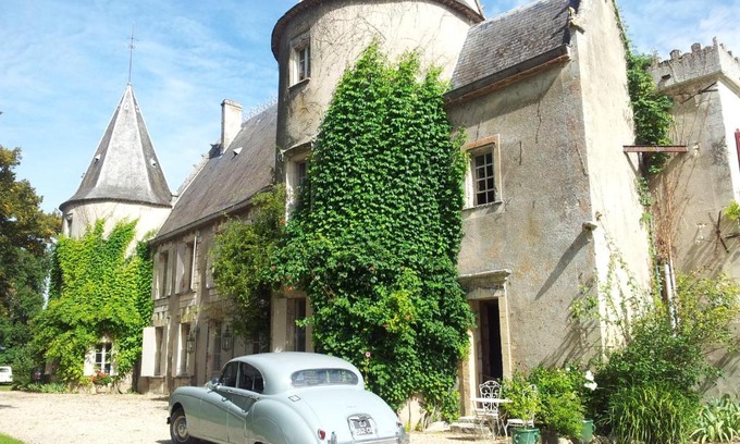 Lugon-et-l'ile-du-Carney Bed & Breakfast | La chambre de la Tour
