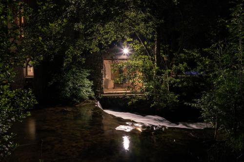 Bourg-Argental House | La chapelle moulin traversée par l'eau jacuzzi piscine classé 5 étoiles