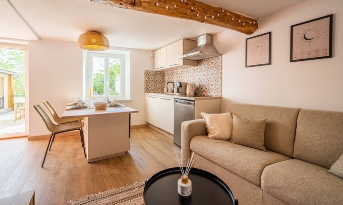 Carcassonne Apartment | La Citadelle ~ Garden ~ Jacuzzi ~ Near Cité