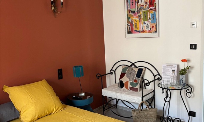 Aigues-Mortes Medieval City Bed & Breakfast | La COCARDIERE Room Breakfast included House SOL en CIEL