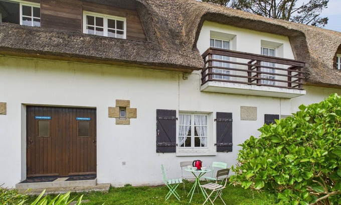 Guilvinec Ski Chalet | La Corvette – Thatched Cottage with Garden for 4