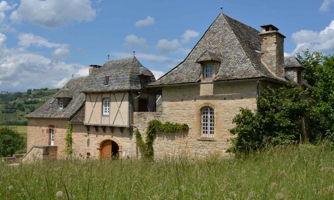 Sebrazac House | La cour pavée