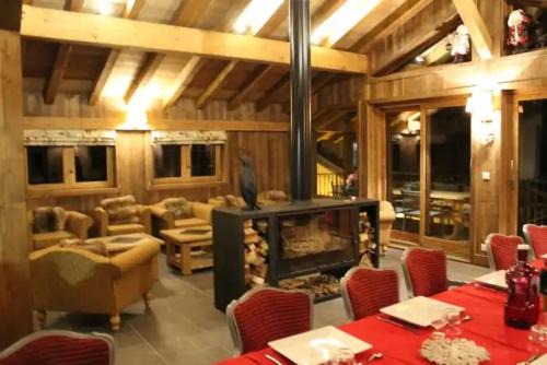 Champagny-en-Vanoise Ski Chalet | LA DATCHA CHALET PISCINE HAMMAM SAUNA 25 personnes