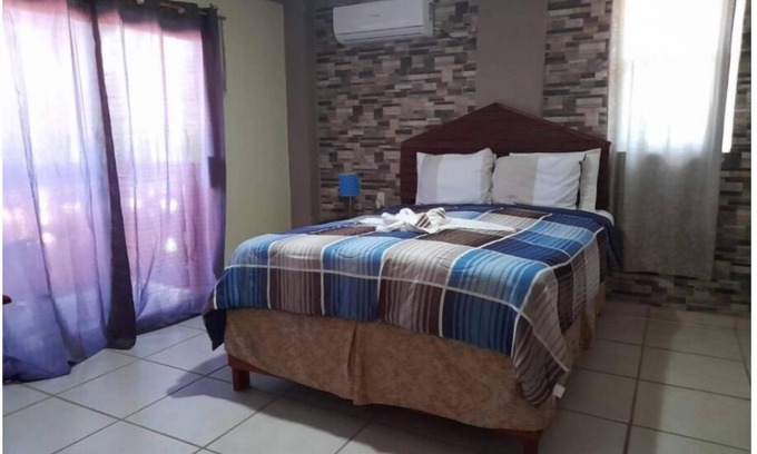 Corozal Hotel | La Delphina Bed and Breakfast Bar and Grill Queen