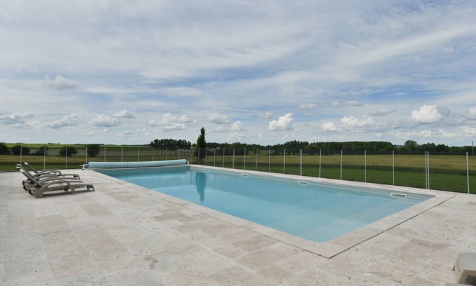 Reaux House | La Distillerie: Beautiful 2 bed Cottage in the Vines with heated swimming pool